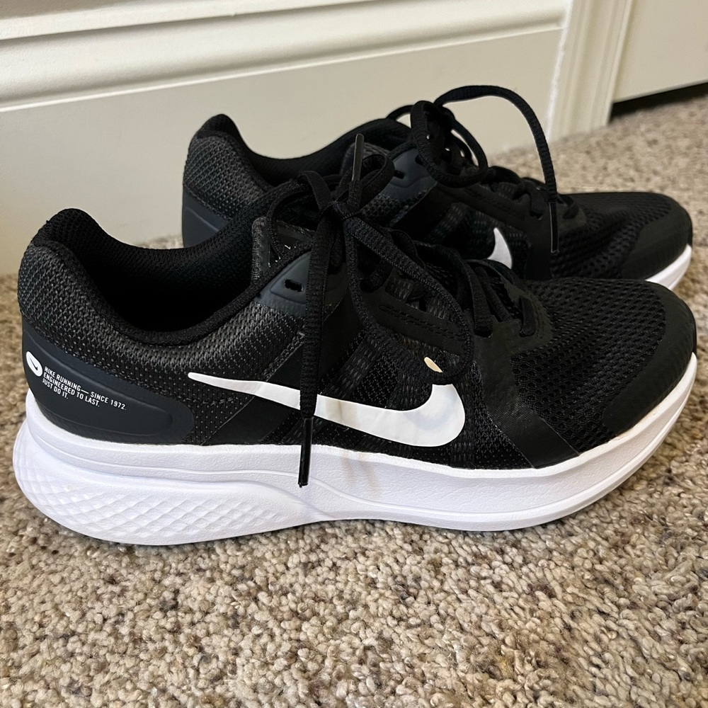 Nike running sneakers (womens)